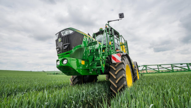 The new R4040i PowrSpray model uses the same high performance drivetrain and spray solution systems as its larger R4050i PowrSpray 5000-litre stablemate