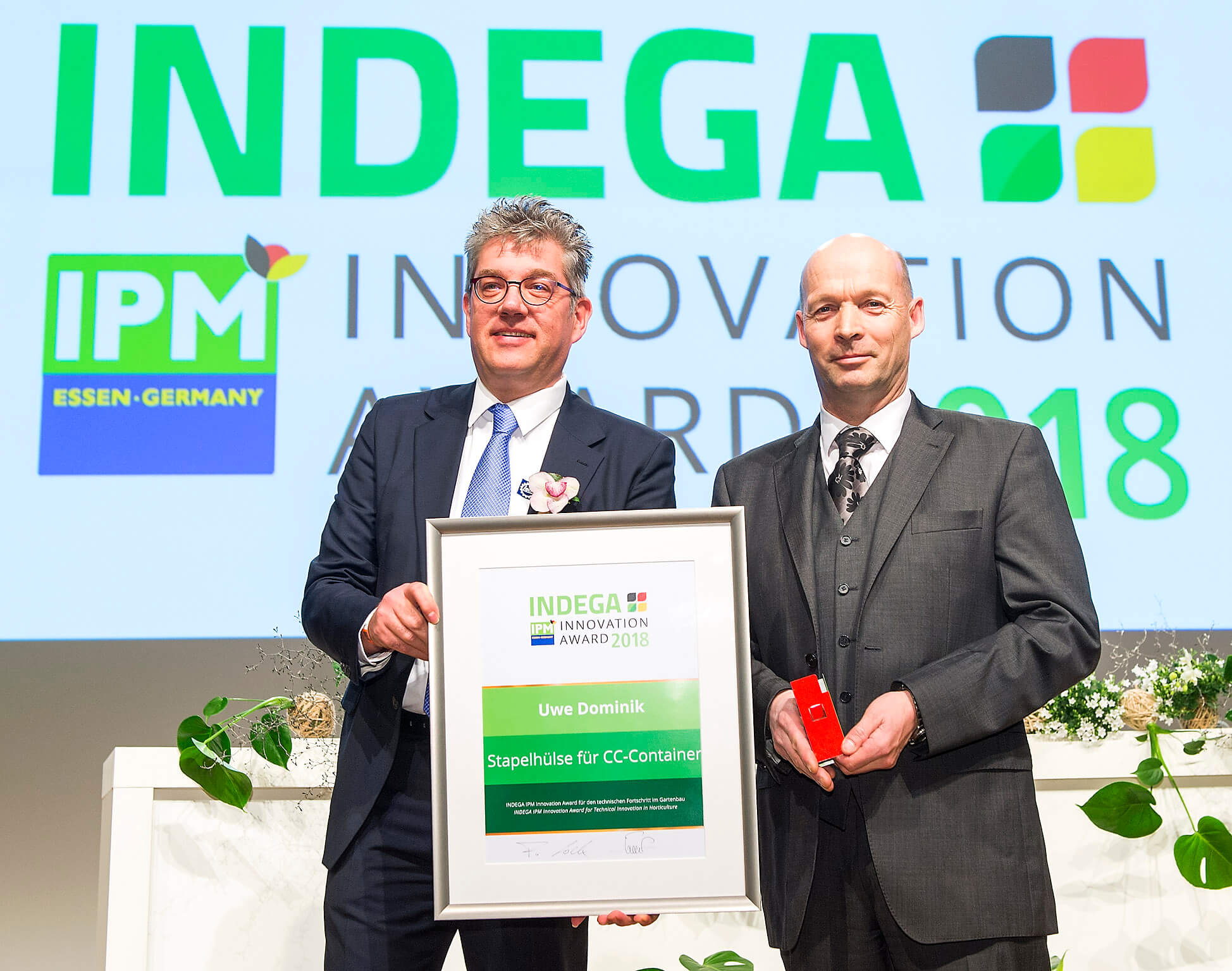 Presentation of the INDEGA-IPM Innovation Award 2018. Frank Lock (left), President of the German Horticultural Association e.V., presented the INDEGA-IPM Innovation Award 2018 to Uwe Dominik. Essen Germany. Photo: Rainer Schimm. ©MESSE ESSEN GmbH